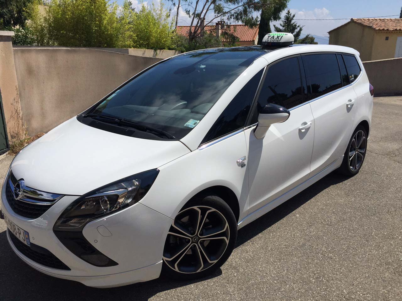photo du taxi blanc de Kris